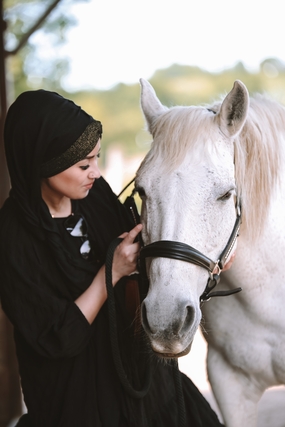 美女牵着白色骏马图片